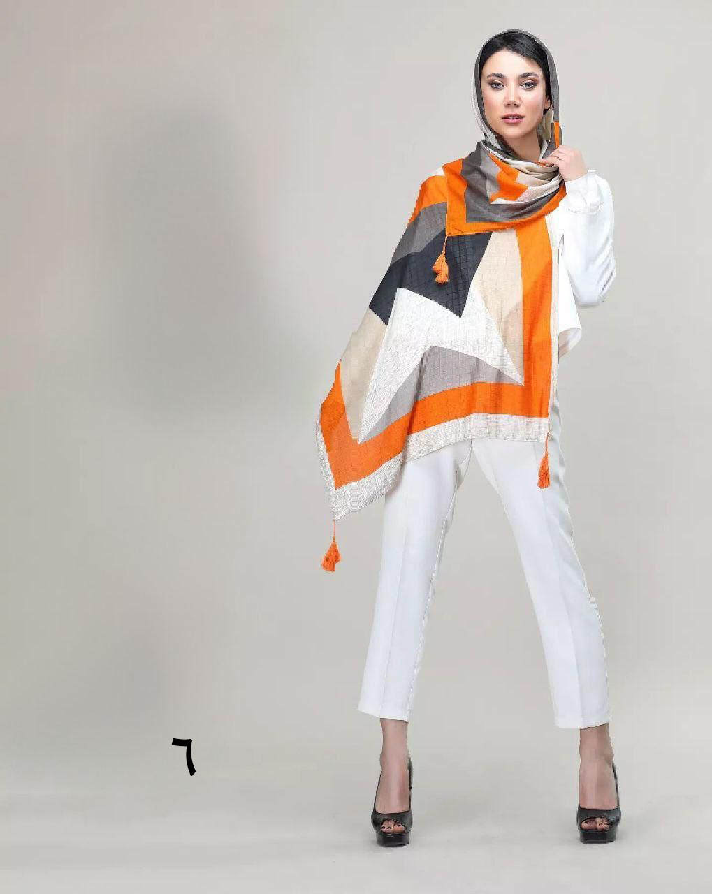 شال نخی منگوله دار طرح مثلثی شال نخی منگوله دار طرح مثلثی